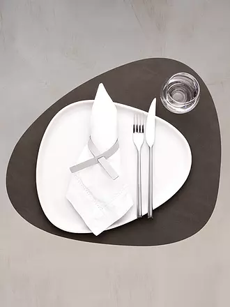 LIND DNA | Mantel individual ovalado de cuero NUPO 37x44cm Caviar | braun